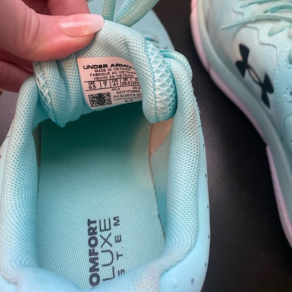 Size 9.5 women’s UA running shoes. Turquoise & in great condition, worn 3 times - Picture 4 of 4